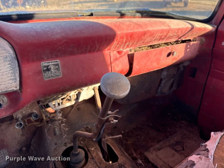 image for item ES5664 1962 Ford F600 winch truck