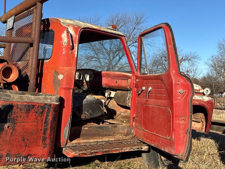 image for item ES5664 1962 Ford F600 winch truck