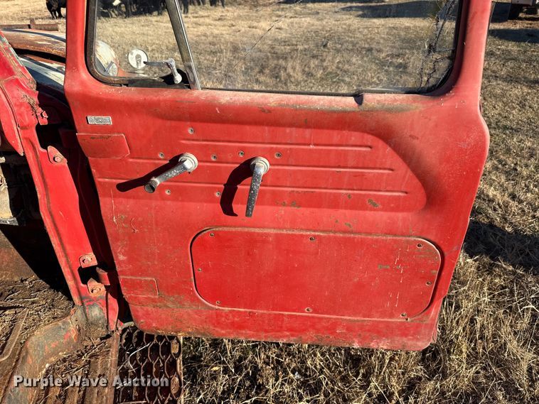 image for item ES5664 1962 Ford F600 winch truck