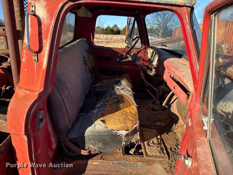 image for item ES5664 1962 Ford F600 winch truck