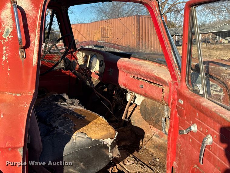 image for item ES5664 1962 Ford F600 winch truck