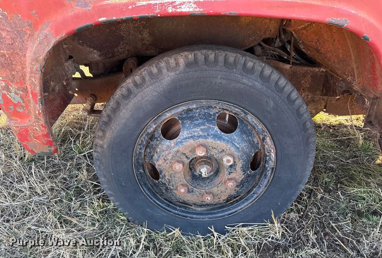 image for item ES5664 1962 Ford F600 winch truck