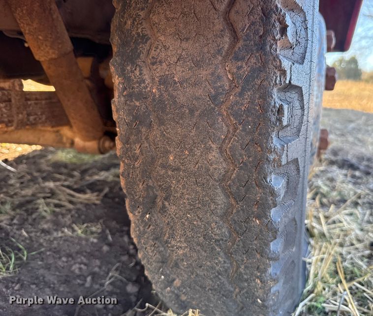 image for item ES5664 1962 Ford F600 winch truck