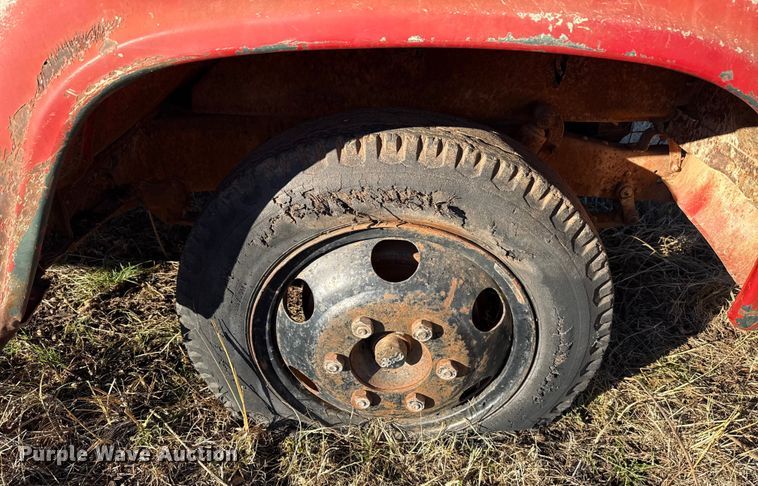 image for item ES5664 1962 Ford F600 winch truck