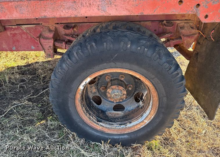 image for item ES5664 1962 Ford F600 winch truck