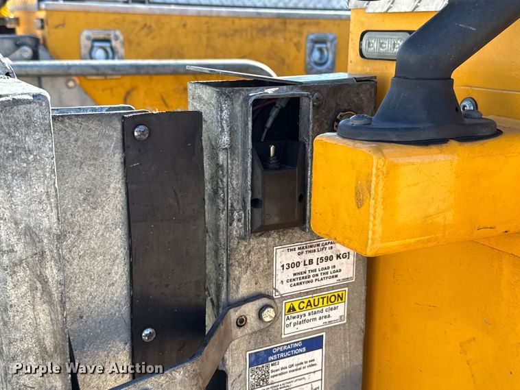 image for item ES5701 2020 Ford F350 utility bed pickup truck