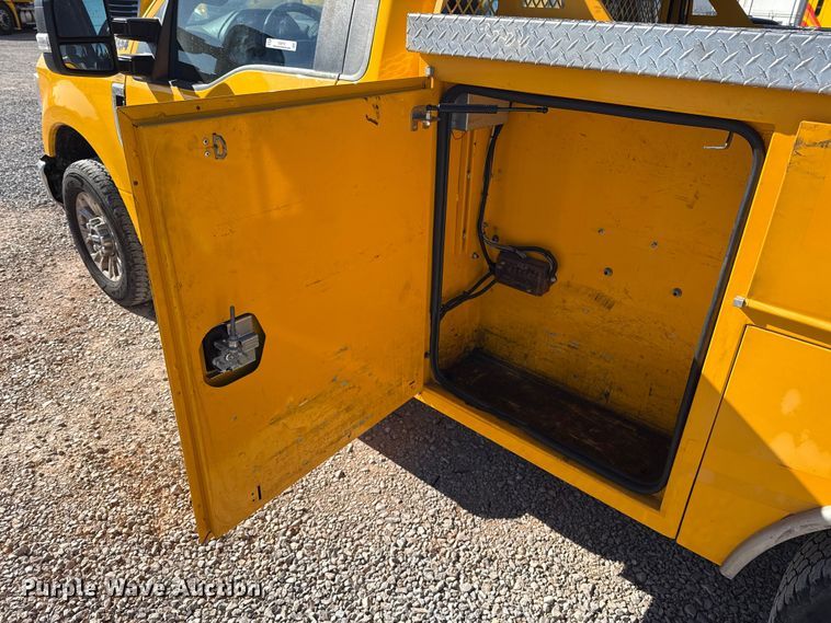 image for item ES5701 2020 Ford F350 utility bed pickup truck