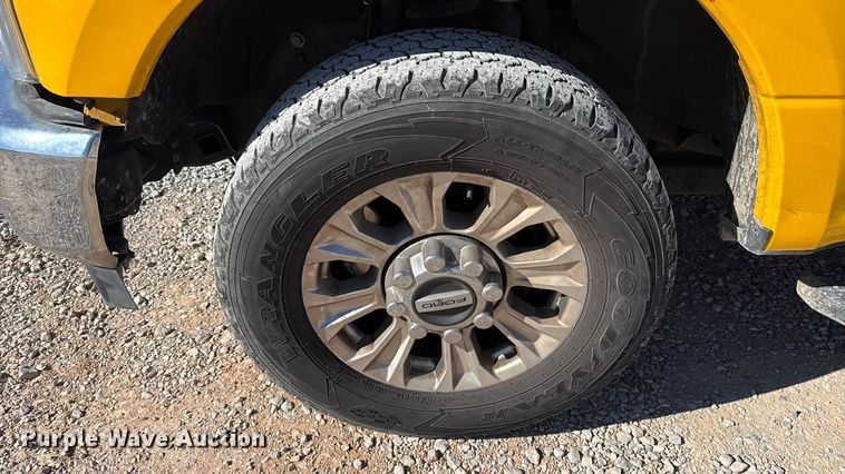 image for item ES5701 2020 Ford F350 utility bed pickup truck