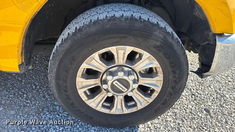 image for item ES5701 2020 Ford F350 utility bed pickup truck