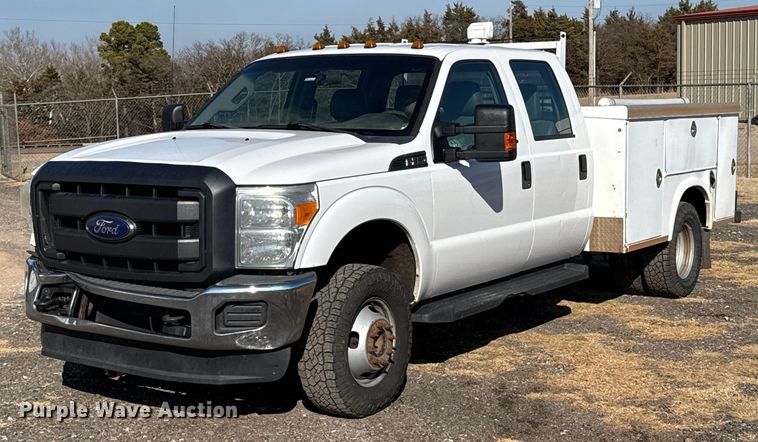 image for item ES5764 2015 Ford F350 Super Duty Crew Cab utility bed pickup truck