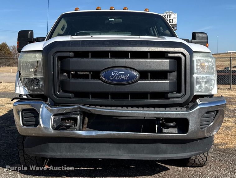 image for item ES5764 2015 Ford F350 Super Duty Crew Cab utility bed pickup truck