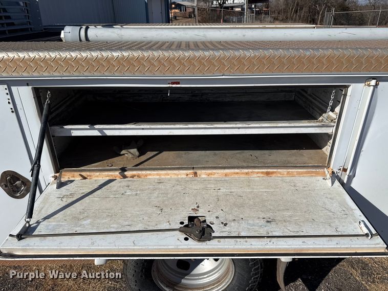 image for item ES5764 2015 Ford F350 Super Duty Crew Cab utility bed pickup truck