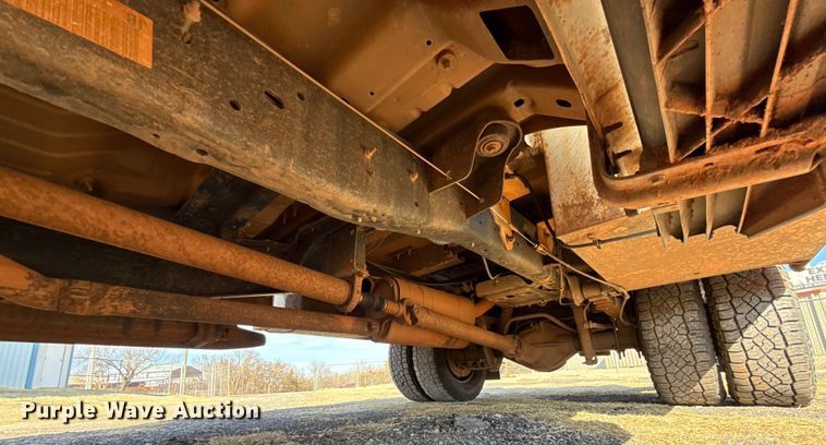 image for item ES5764 2015 Ford F350 Super Duty Crew Cab utility bed pickup truck