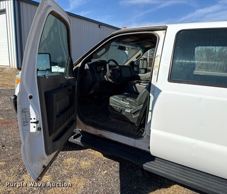 image for item ES5764 2015 Ford F350 Super Duty Crew Cab utility bed pickup truck