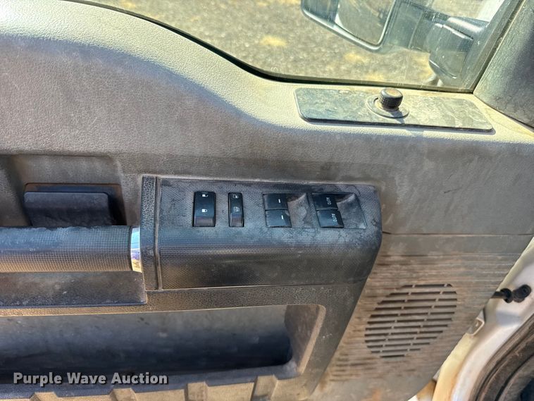 image for item ES5764 2015 Ford F350 Super Duty Crew Cab utility bed pickup truck