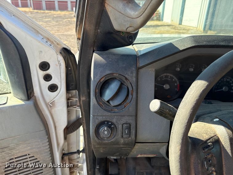 image for item ES5764 2015 Ford F350 Super Duty Crew Cab utility bed pickup truck