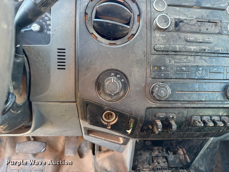 image for item ES5764 2015 Ford F350 Super Duty Crew Cab utility bed pickup truck