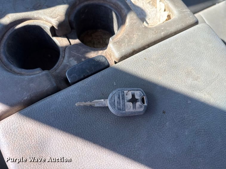 image for item ES5764 2015 Ford F350 Super Duty Crew Cab utility bed pickup truck