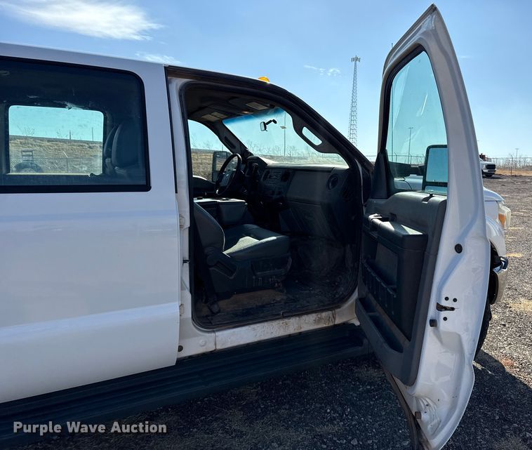 image for item ES5764 2015 Ford F350 Super Duty Crew Cab utility bed pickup truck