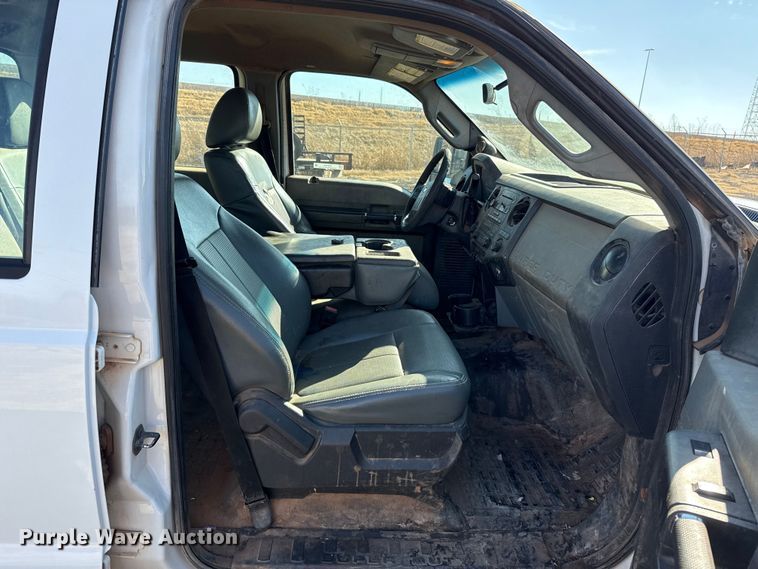 image for item ES5764 2015 Ford F350 Super Duty Crew Cab utility bed pickup truck