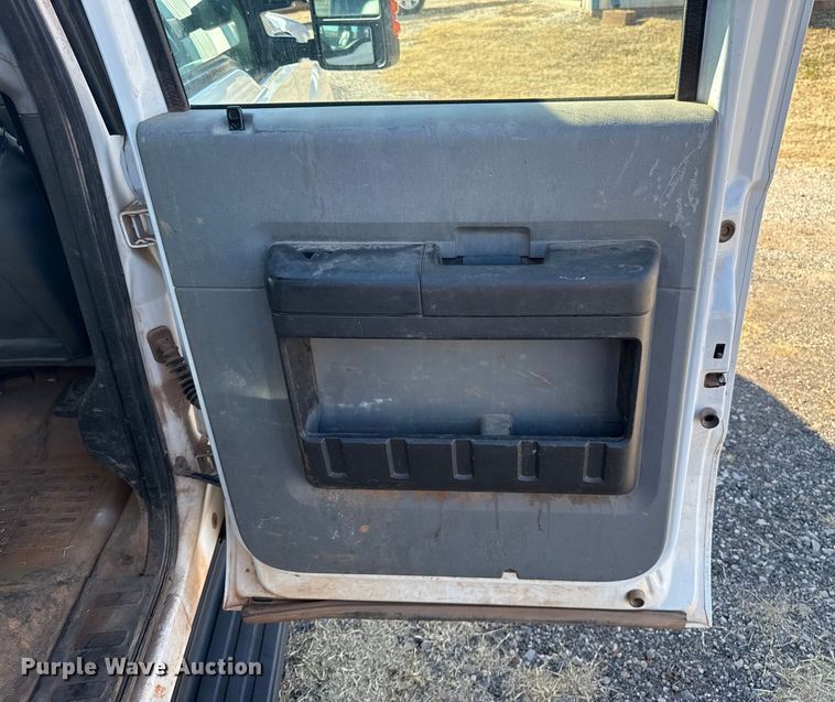 image for item ES5764 2015 Ford F350 Super Duty Crew Cab utility bed pickup truck