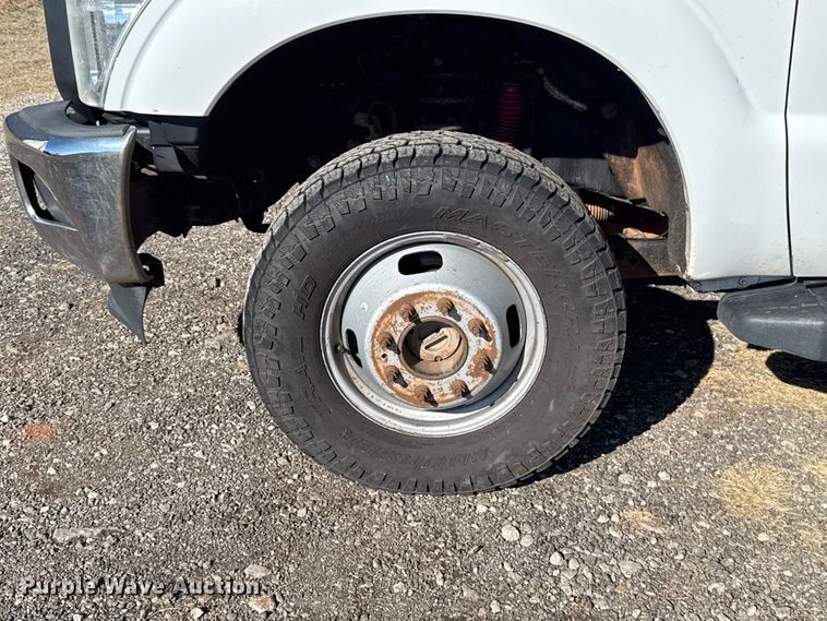 image for item ES5764 2015 Ford F350 Super Duty Crew Cab utility bed pickup truck