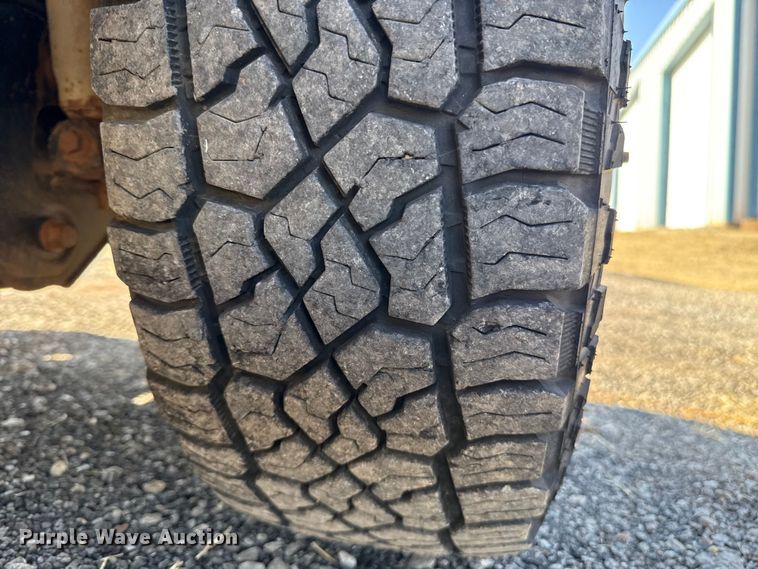 image for item ES5764 2015 Ford F350 Super Duty Crew Cab utility bed pickup truck