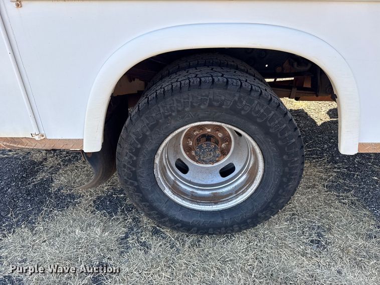 image for item ES5764 2015 Ford F350 Super Duty Crew Cab utility bed pickup truck