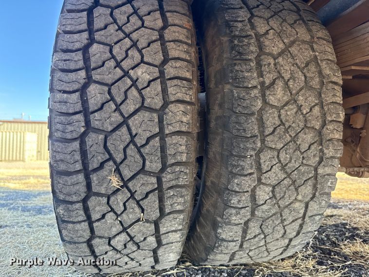 image for item ES5764 2015 Ford F350 Super Duty Crew Cab utility bed pickup truck