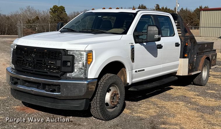 image for item ES5766 2017 Ford F350 Super Duty Crew Cab bale bed pickup truck