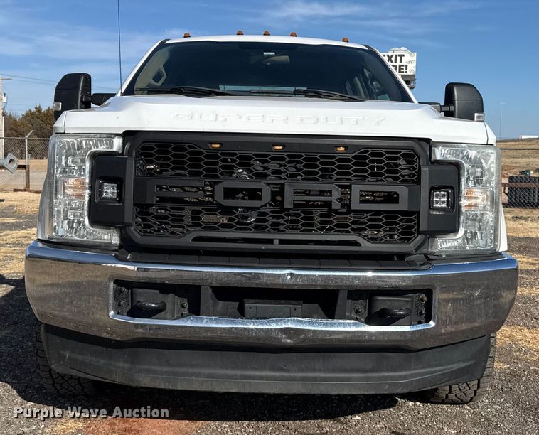 image for item ES5766 2017 Ford F350 Super Duty Crew Cab bale bed pickup truck