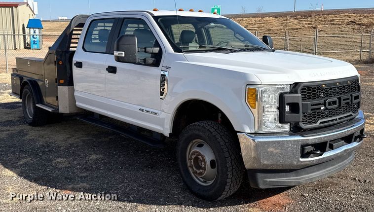 image for item ES5766 2017 Ford F350 Super Duty Crew Cab bale bed pickup truck