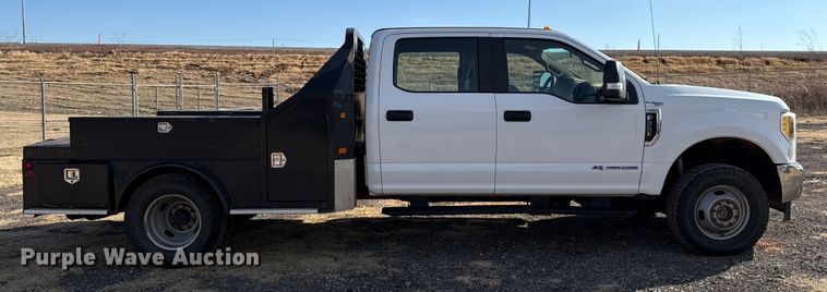 image for item ES5766 2017 Ford F350 Super Duty Crew Cab bale bed pickup truck
