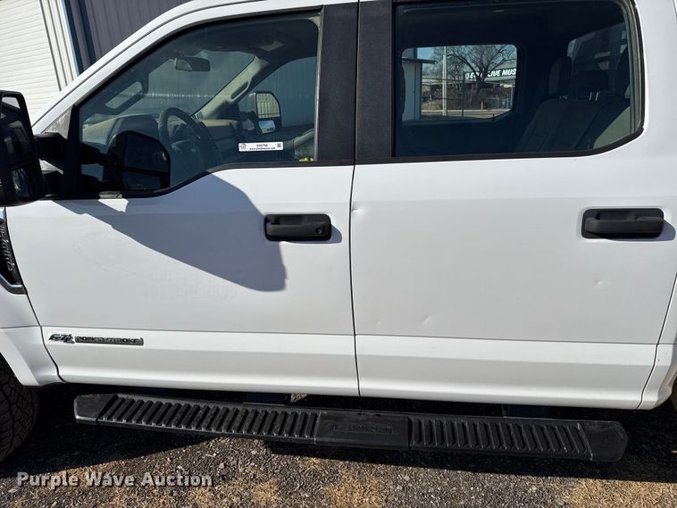 image for item ES5766 2017 Ford F350 Super Duty Crew Cab bale bed pickup truck