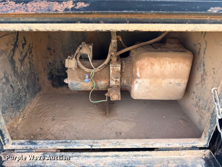 image for item ES5766 2017 Ford F350 Super Duty Crew Cab bale bed pickup truck