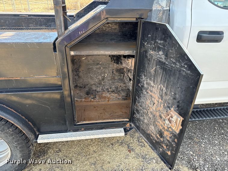 image for item ES5766 2017 Ford F350 Super Duty Crew Cab bale bed pickup truck