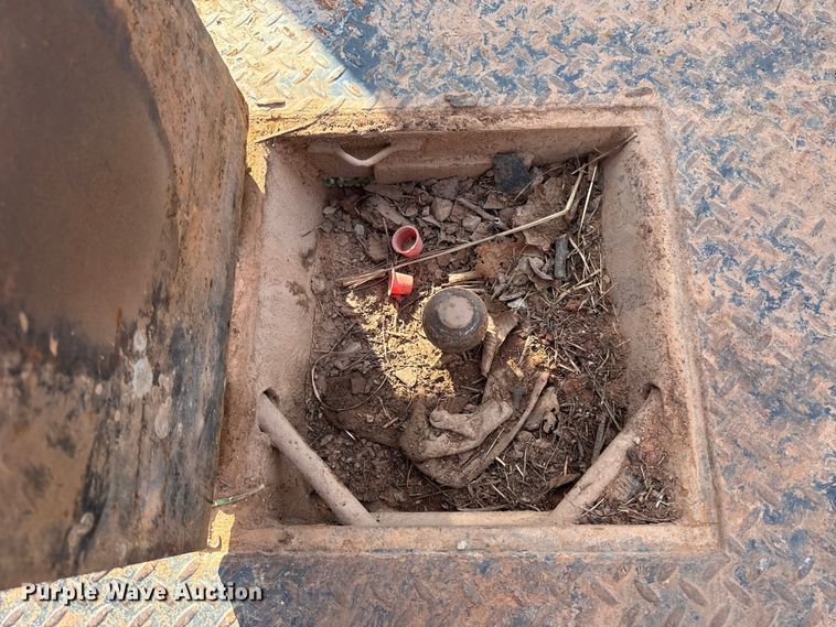 image for item ES5766 2017 Ford F350 Super Duty Crew Cab bale bed pickup truck