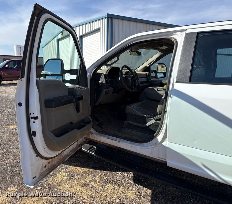 image for item ES5766 2017 Ford F350 Super Duty Crew Cab bale bed pickup truck