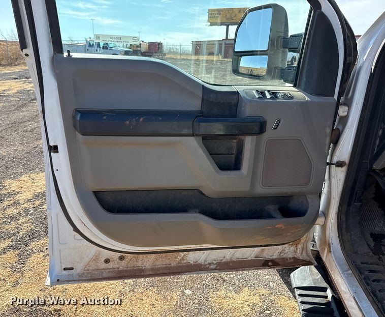 image for item ES5766 2017 Ford F350 Super Duty Crew Cab bale bed pickup truck