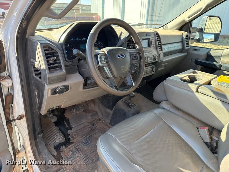 image for item ES5766 2017 Ford F350 Super Duty Crew Cab bale bed pickup truck