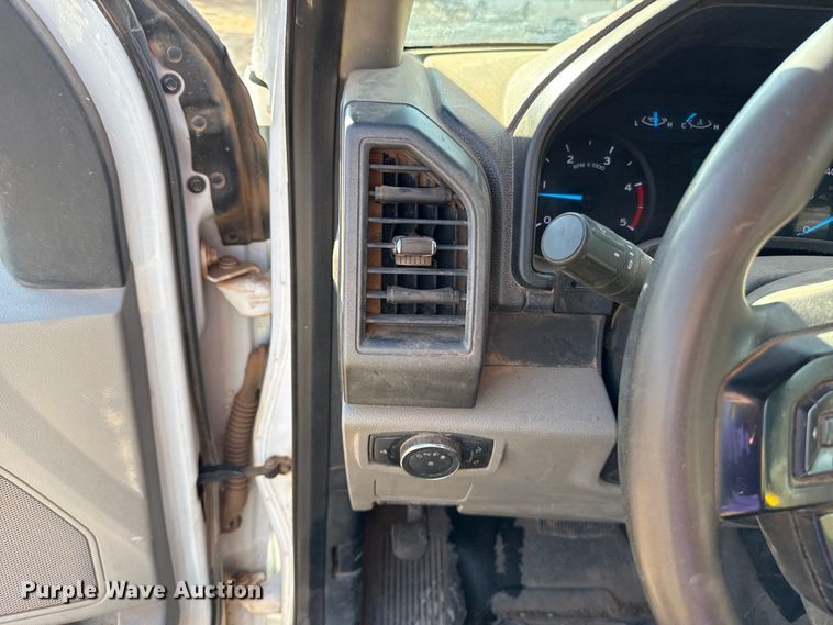 image for item ES5766 2017 Ford F350 Super Duty Crew Cab bale bed pickup truck