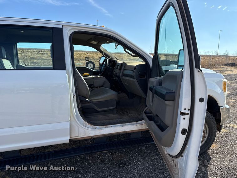 image for item ES5766 2017 Ford F350 Super Duty Crew Cab bale bed pickup truck