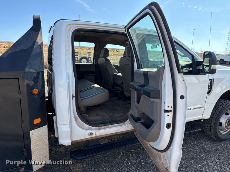 image for item ES5766 2017 Ford F350 Super Duty Crew Cab bale bed pickup truck