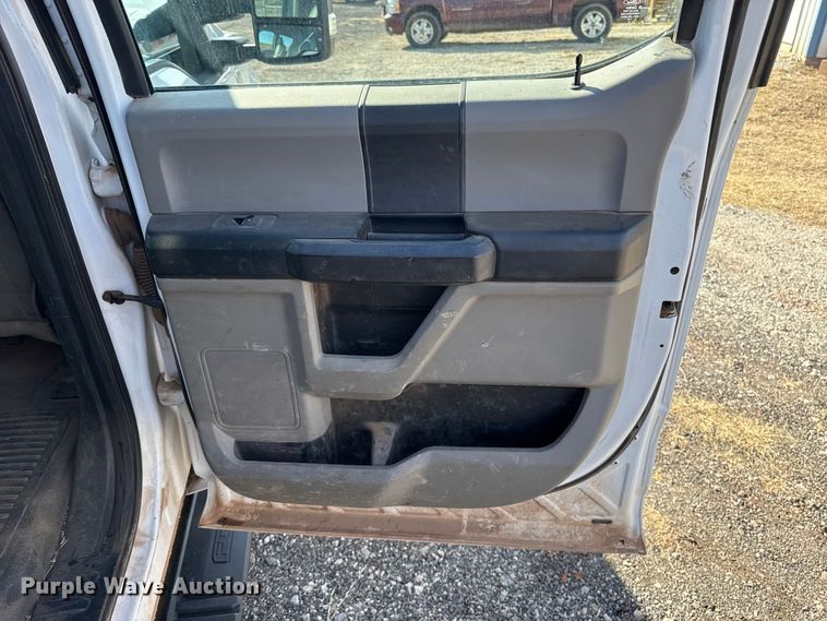 image for item ES5766 2017 Ford F350 Super Duty Crew Cab bale bed pickup truck