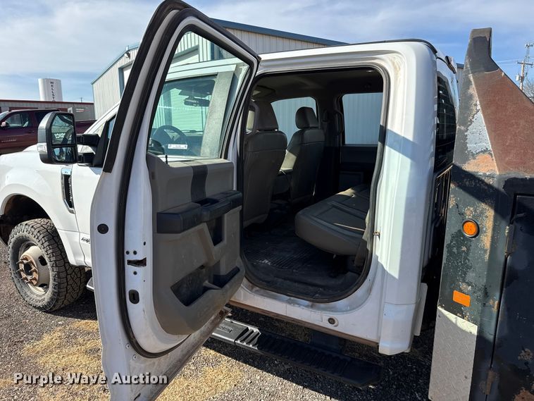 image for item ES5766 2017 Ford F350 Super Duty Crew Cab bale bed pickup truck