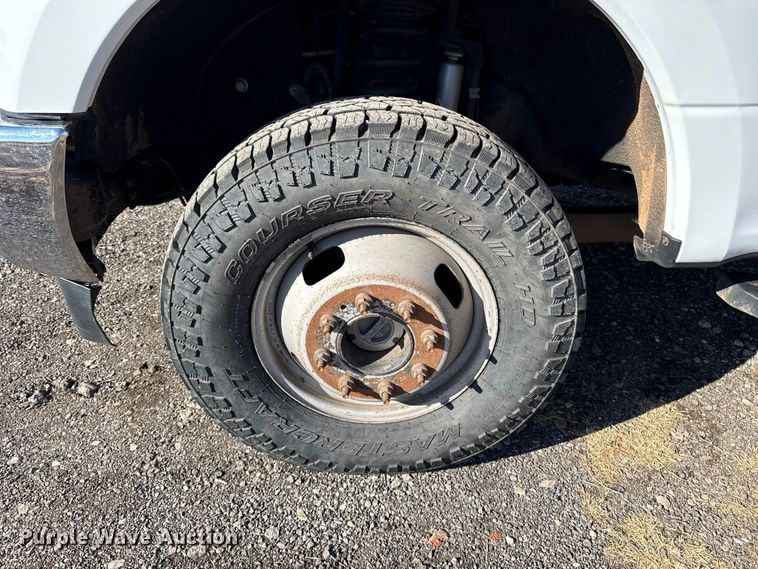 image for item ES5766 2017 Ford F350 Super Duty Crew Cab bale bed pickup truck