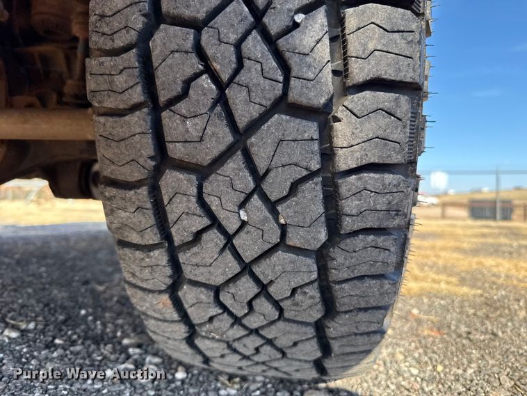 image for item ES5766 2017 Ford F350 Super Duty Crew Cab bale bed pickup truck