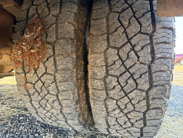 image for item ES5766 2017 Ford F350 Super Duty Crew Cab bale bed pickup truck