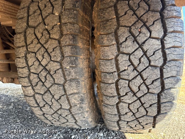 image for item ES5766 2017 Ford F350 Super Duty Crew Cab bale bed pickup truck