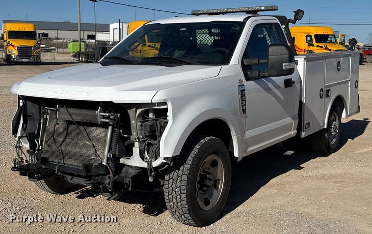 image for item ES5777 2022 Ford F250 Super Duty utility bed pickup truck